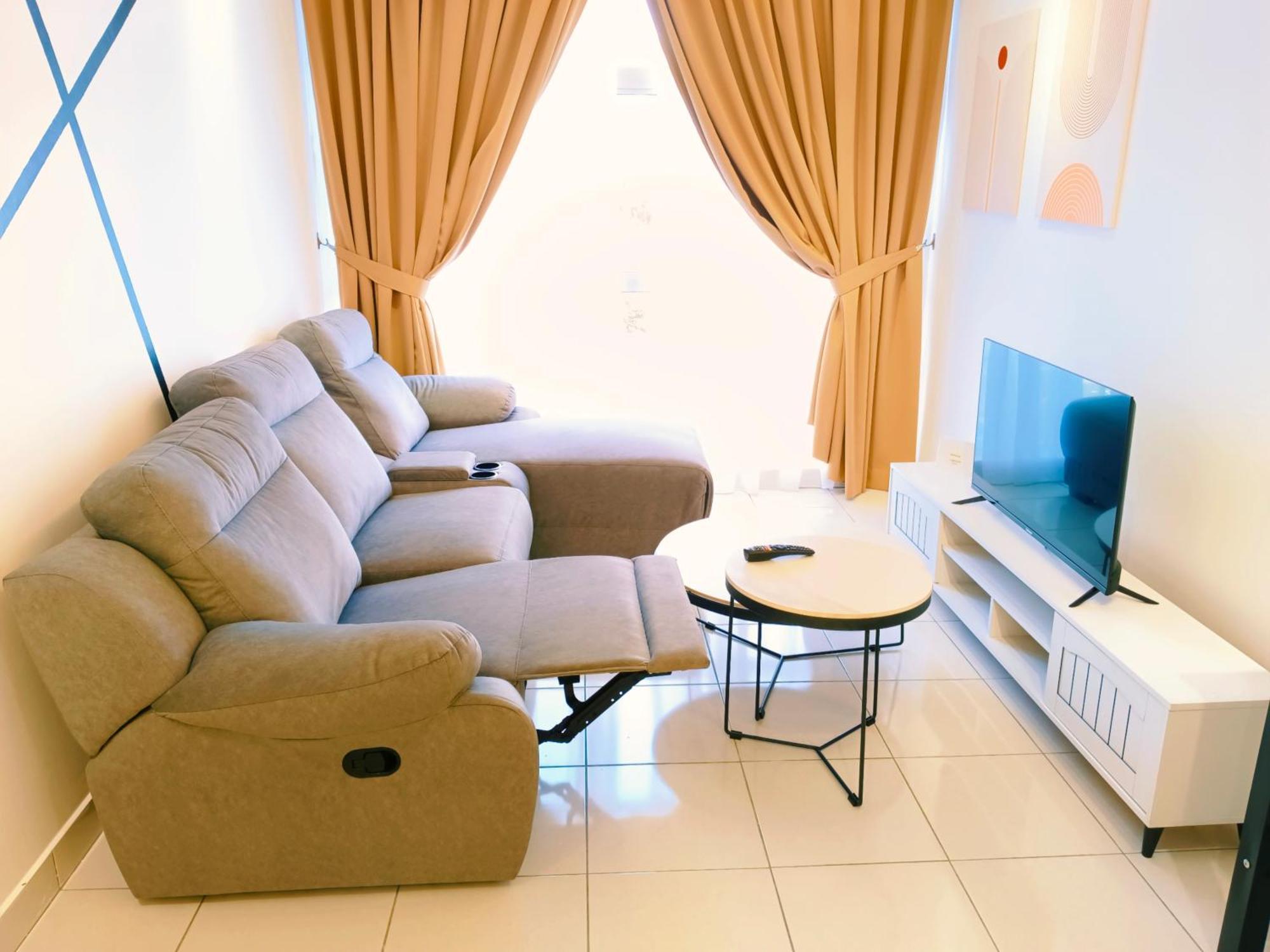 3br-5br Near Ioi, Aeon And Senai Airport Apartment