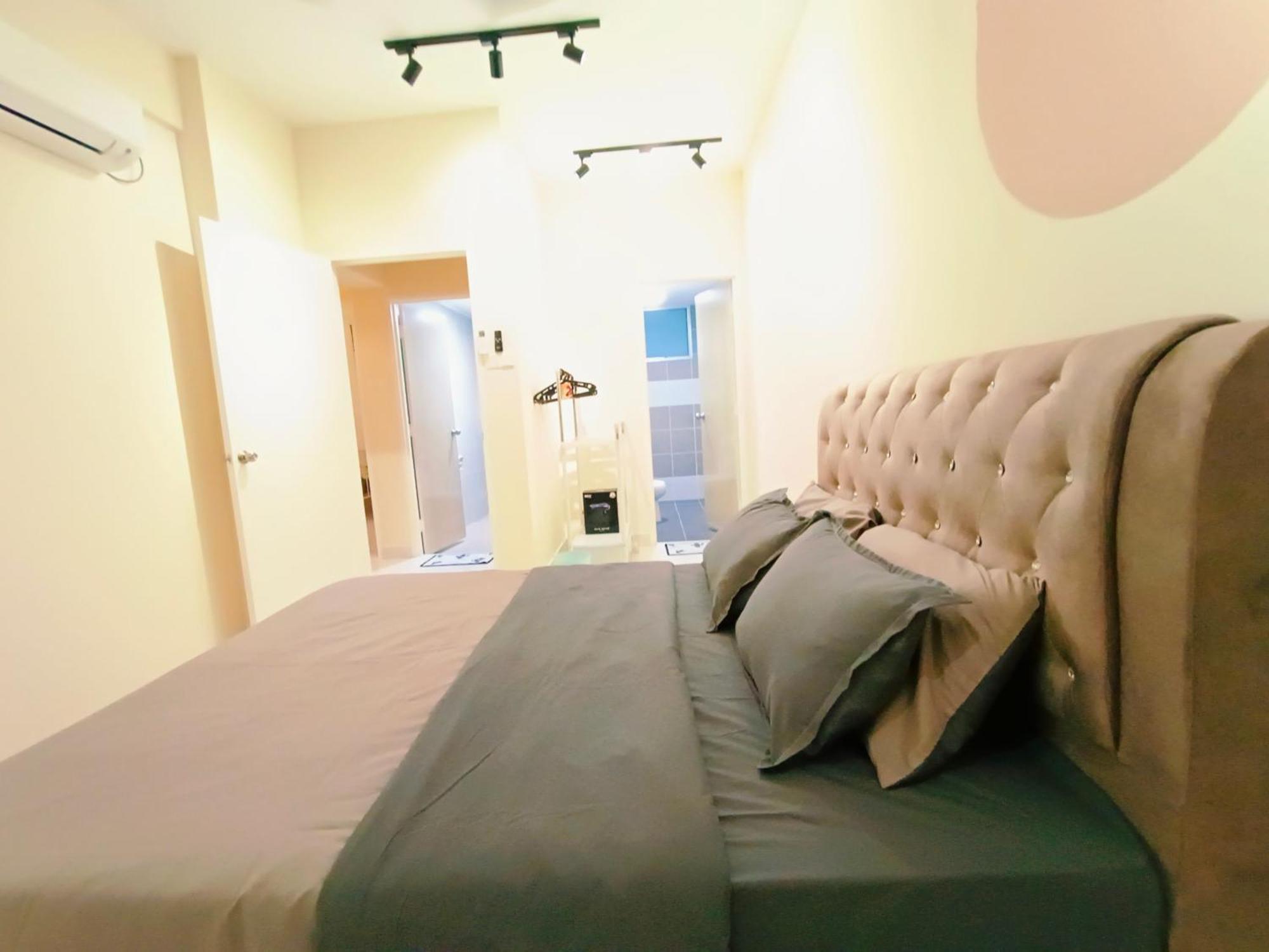 3br-5br Near Ioi, Aeon And Senai Airport Apartment *