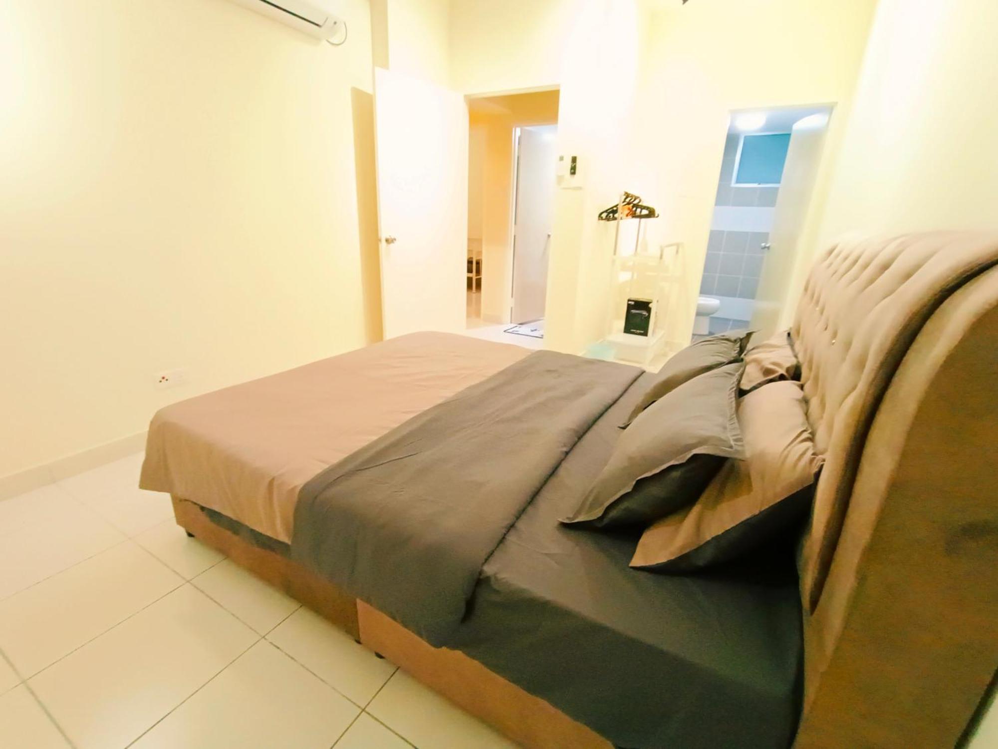3br-5br Near Ioi, Aeon And Senai Airport Apartment *