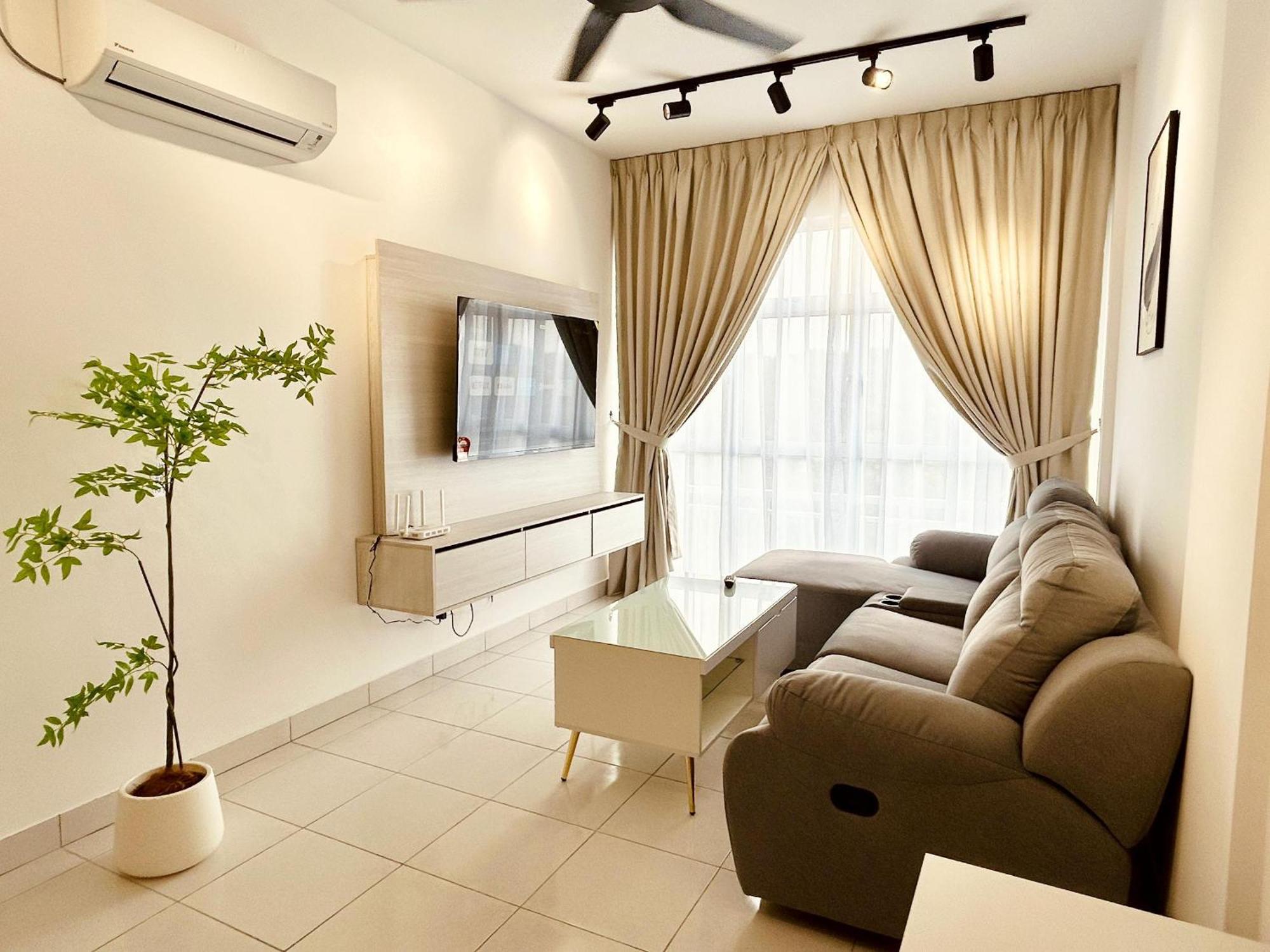 3br-5br Near Ioi, Aeon And Senai Airport Apartment *