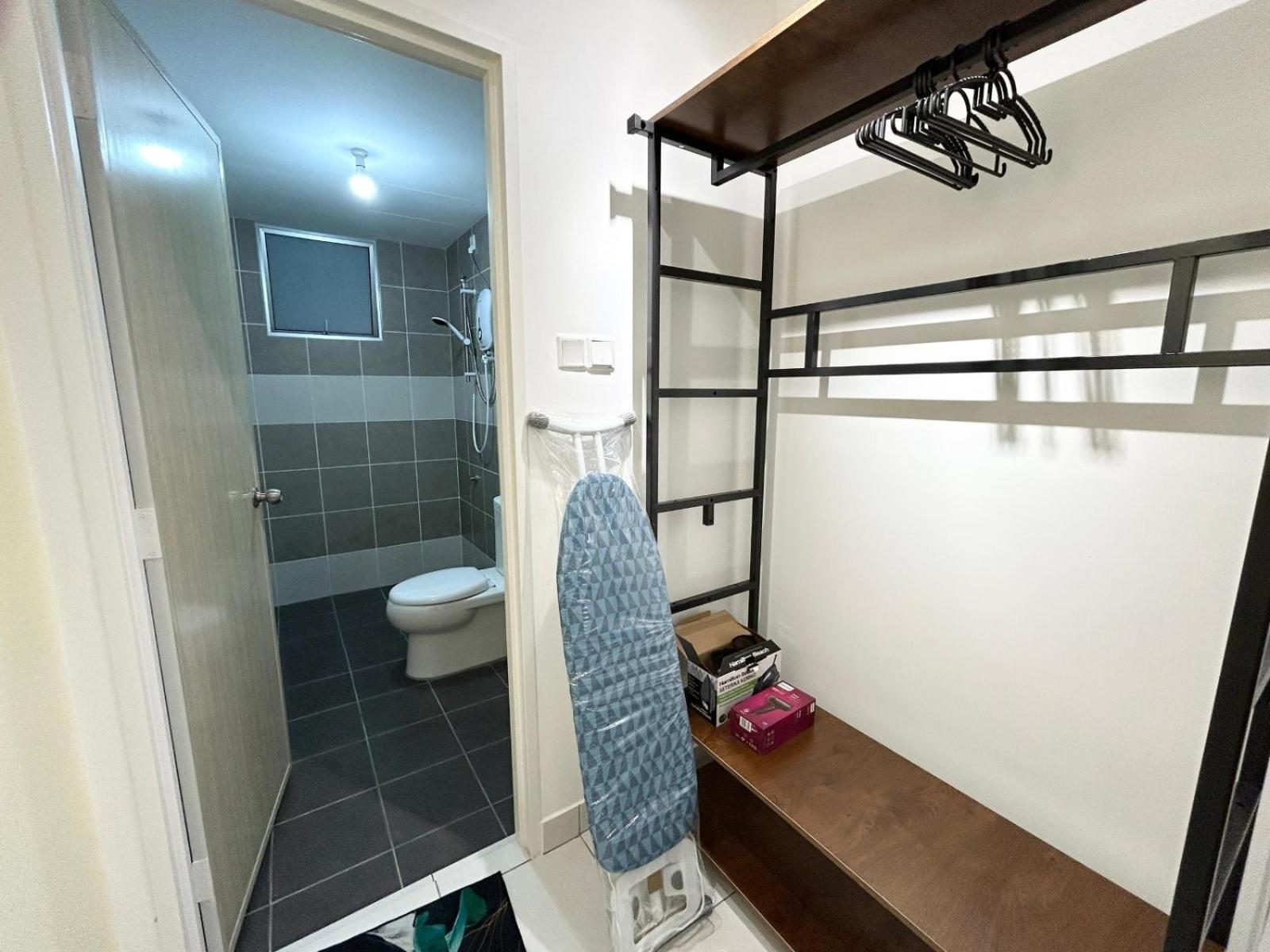 3br-5br Near Ioi, Aeon And Senai Airport Apartment